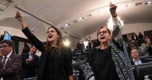 Senadores de Morena festejan la aprobación de la Reforma del Poder Judicial en la Vieja Casona de Xicoténcatl. En la imagen, las senadores Andrea Chávez y Martha Lucía Mícher celebran con el puño arriba estos cambios constitucionales.