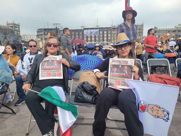 En el Zócalo de la Ciudad de México, se reunieron simpatizantes del Presidente Andrés Manuel López Obrador para escuchar el Sexto Informe de Gobierno.