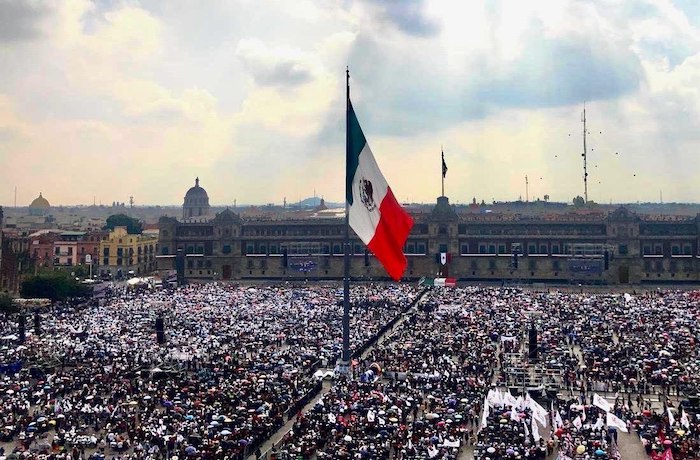 En el Zócalo de la Ciudad de México, un escenario en el que López Obrador ha reunido en las últimas dos décadas a millones de personas, el Presidente sostuvo que a diferencia de los gobiernos de sus antecesores, hoy en día el país vive en “una auténtica democracia”, al tiempo que destacó que se está “construyendo una Patria nueva, enaltecida, fraterna”.