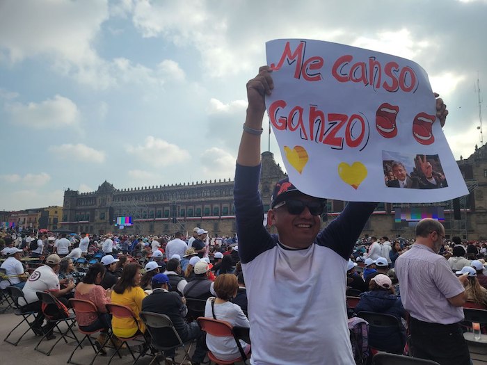 Las y los simpatizantes del Presidente Andrés Manuel López Obrador llegaron desde muy temprano al Zócalo para alcanzar lugar sentados.