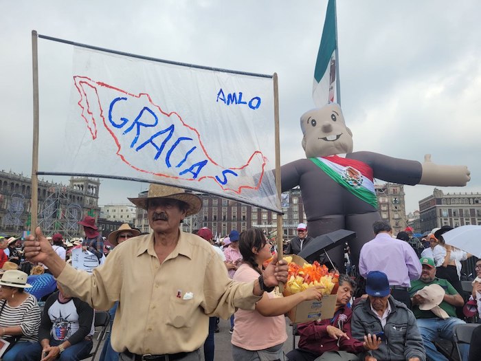 Un simpatizante del Presidente Andrés Manuel López Obrador en el Zócalo de la Ciudad de México.