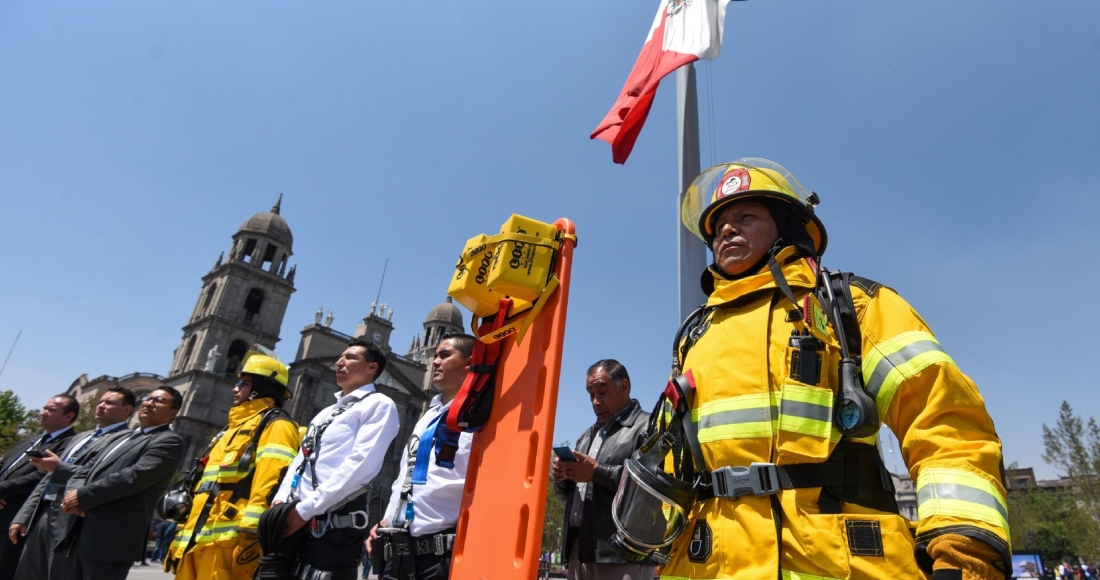 Trabajadores de Palacio de Gobierno, Cámara de Diputados Local, Poder Judicial y el Ayuntamiento de Toluca participaron en el Primer Simulacro Nacional 2023, a las 11:00 hrs se activó la alerta sísmica, con una hipótesis de sismo magnitud 7.5 localizado en los límites de Puebla y Veracruz, las brigadas de Protección Civil realizaron la inspección de los inmuebles. Luis Felipe Puente Secretario General de Gobierno dio los pormenores de este ejercicio. 