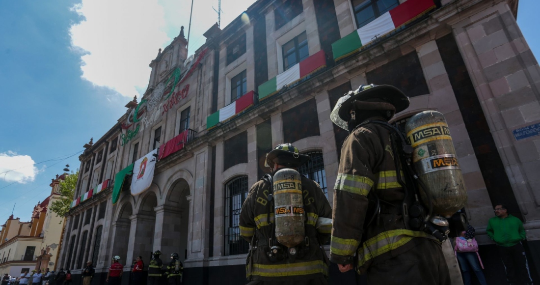 En el marco del Día Nacional de Protección Civil servidores públicos y ciudadanos que se encontraban en la zona centro de Toluca participaron en el Simulacro Nacional 2024, como una forma de fomentar la cultura de la protección civil y en memoria de los sismos ocurridos en 1985 y 2017.