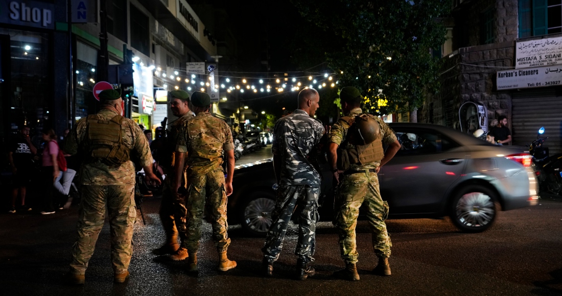 Soldados libaneses montan guardia en una calle que lleva al hospital de la Universidad Americana, a donde llevan a las personas cuyos bípers explotaron, en Beirut, Líbano, el martes 17 de septiembre de 2024.