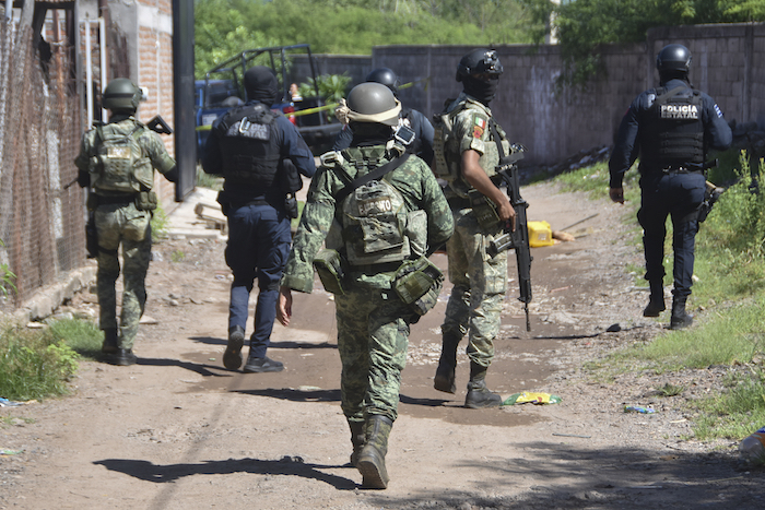 Soldados y policías llegan al área de la zona en la que cuerpos yacen en el piso en Culiacán, en el estado de Sinaloa, México, el martes 17 de septiembre de 2024.