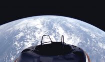 En esta imagen, proporcionada el martes 10 de septiembre de 2024 por SpaceX, se muestra una vista de la Tierra y de la plataforma Skywalker para caminatas espaciales de la cápsula Dragon, poco después de que la tripulación Polaris Dawn se pusiera en órbita.