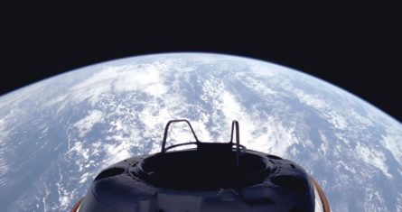 En esta imagen, proporcionada el martes 10 de septiembre de 2024 por SpaceX, se muestra una vista de la Tierra y de la plataforma Skywalker para caminatas espaciales de la cápsula Dragon, poco después de que la tripulación Polaris Dawn se pusiera en órbita.