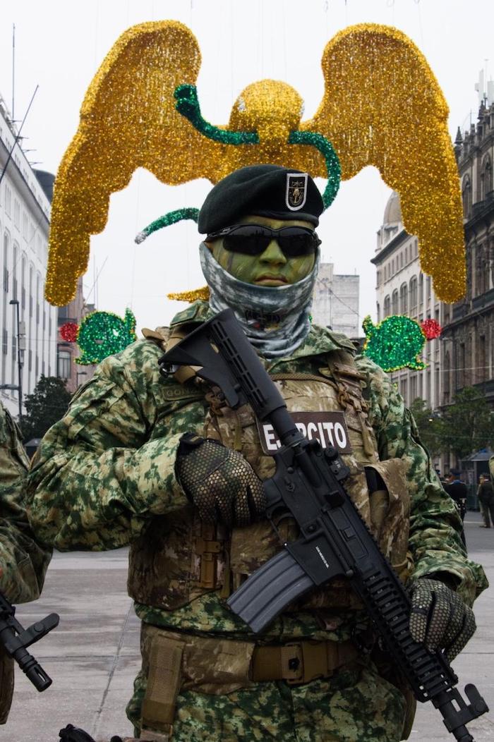 Un elemento del Ejército mexicano con su arma en la Plaza de la Constitución.