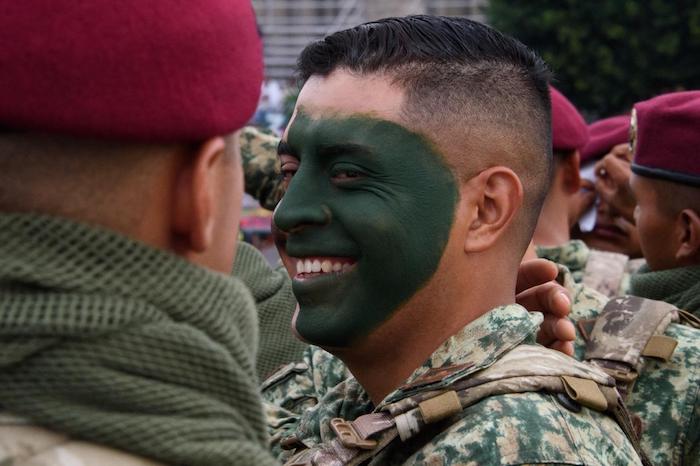 Un elemento del Ejército con el rostro pintado de color verde en el Desfile Militar.