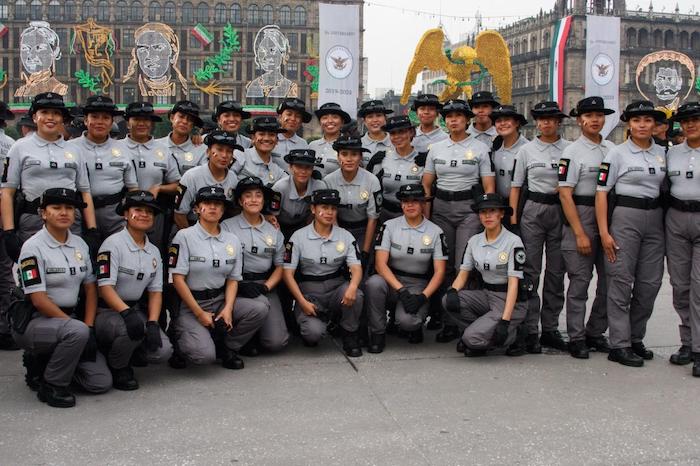 Un grupo de mujeres que desfiló como parte de la Guardia Nacional (GN).