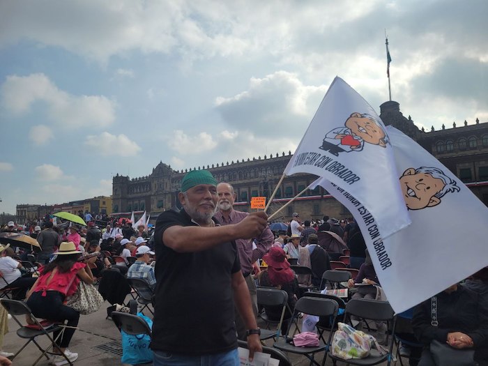 "Es un honor estar con Obrador", se leía en los banderines de algunos de los simpatizantes que se congregaron en el Zócalo de la Ciudad de México.