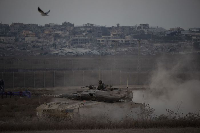 Un tanque de guerra israelí avanza cerca de la frontera entre Israeli y Gaza, visto desde el sur de Israel, el miércoles 21 de agosto de 2024.