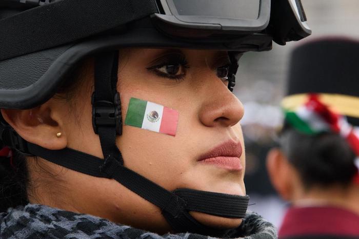 En el Desfile Militar, se pudo observar que algunas mujeres llevaban una Bandera de México en sus mejillas.