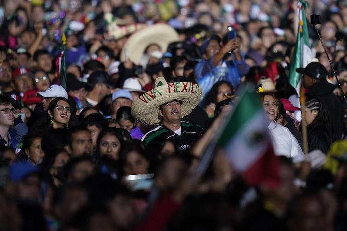 Una multitud se congrega en el Zócalo --la plaza principal de Ciudad de México-- el domingo 15 de septiembre de 2024 para conmemorar la Independencia del país.