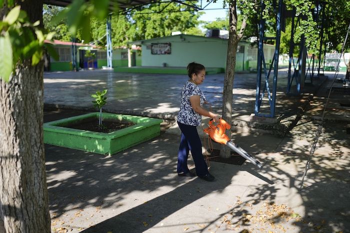 Una persona opera un soplador de hojas en el patio de la escuela Lázaro Cárdenas, cerrada temporalmente, en Culiacán, estado de Sinaloa, México, el martes 19 de septiembre de 2024.