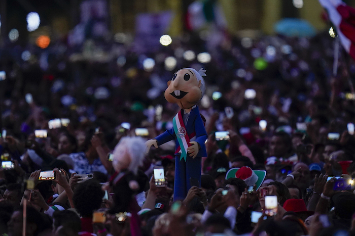 Una persona sostiene un muñeco que representa al Presidente mexicano Andrés Manuel López Obrador durante los festejos por la Independencia del país, el domingo 15 de septiembre de 2024, en el Zócalo, la plaza principal de Ciudad de México.