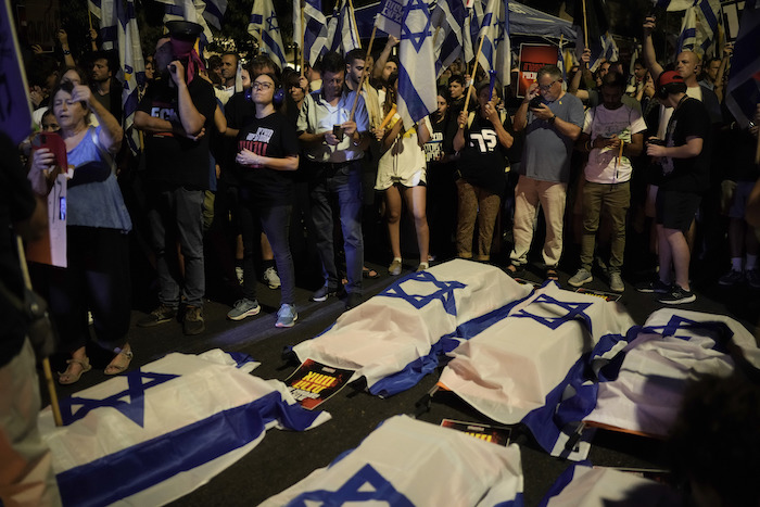 Varias personas llevan ataúdes cubiertos con banderas israelíes durante una protesta para exigir un cese al fuego en Gaza y la liberación inmediata de los rehenes tomados por Hamás, el lunes 2 de septiembre de 2024, en Jerusalén.