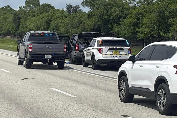 Esta foto proporcionada por la Comisaría del condado Martin muestra vehículos de la Comisaría que rodean a una camioneta SUV en la carretera interestatal 95 en dirección norte, el domingo 15 de septiembre de 2024, en el condado Martin, Florida.