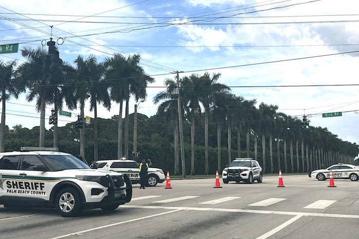 Vehículos policiales vigilan cerca del club de golf Trump International, el domingo 15 de septiembre de 2024, en West Palm Beach, Florida, después de que se reportaron disparos cerca del expresidente Donald Trump, candidato republicano a la Presidencia de Estados Unidos.