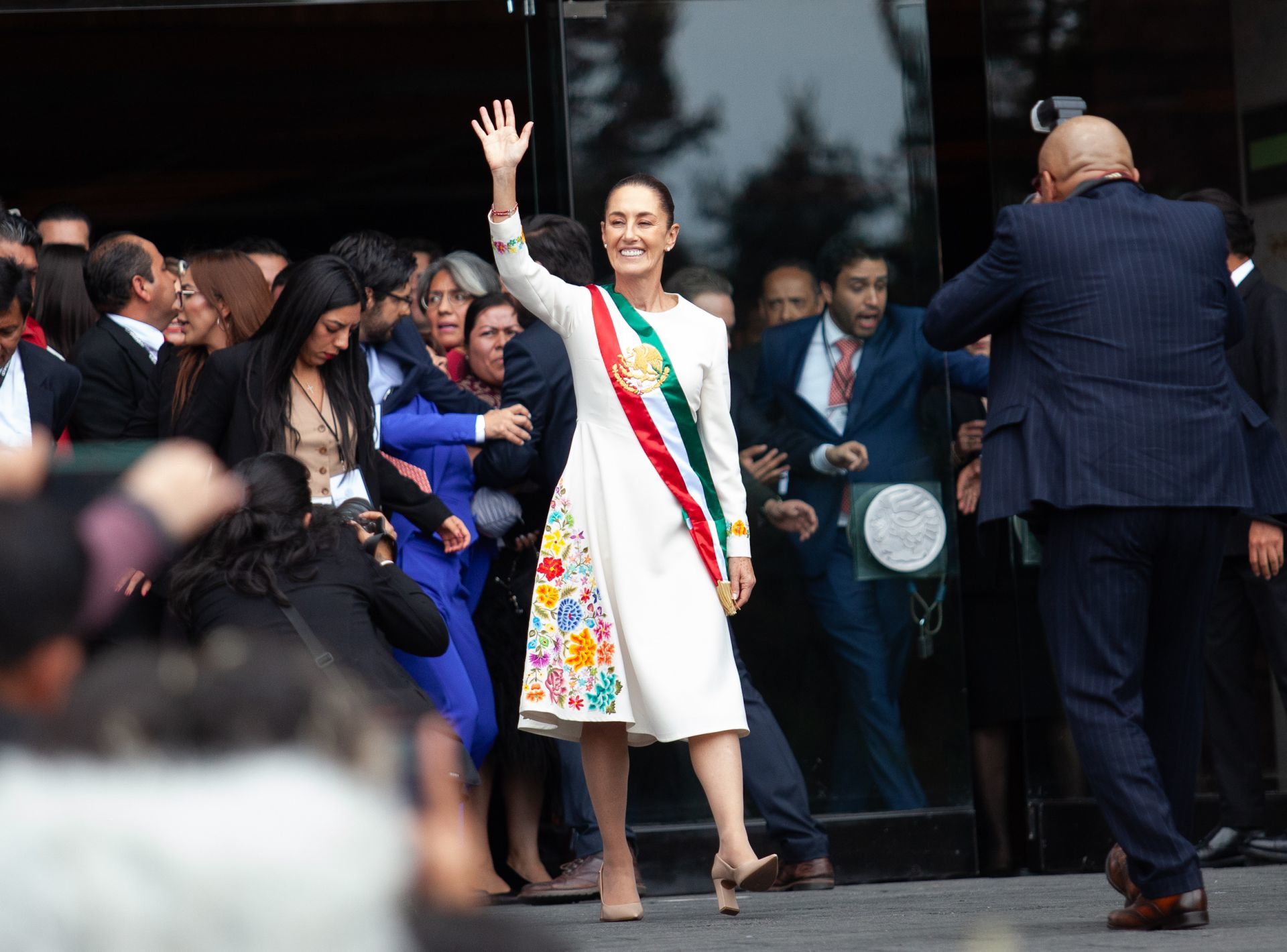 Claudia Sheinbaum Pardo, presidenta de México a su salida portando la banda presidencial.