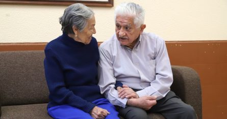 Dos adultos mayores con cubrebocas se sientan en un banco en un parque público en Beijing, el viernes 8 de julio de 2022. Foto: IMSS