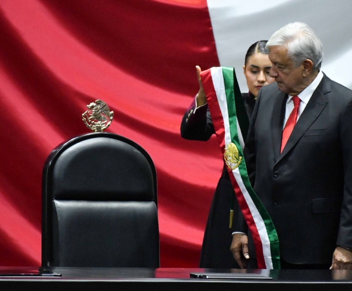 Andrés Manuel López Obrador entrega la Banda Presidencia. 