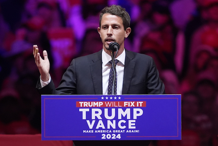 El comediante Tony Hinchcliffe habla en un evento de campaña del expresidente y candidato presidencial republicano Donald Trump, en el Madison Square Garden, el domingo 27 de octubre de 2024, en Nueva York