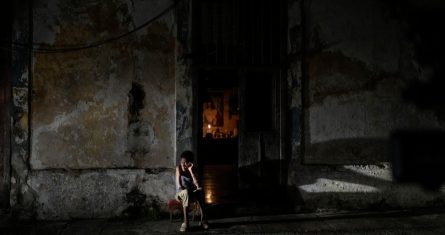 Personas preparan una sopa en una fogata durante un apagón que siguió a la falla de una importante planta energética en La Habana, Cuba, el sábado 19 de octubre de 2024.