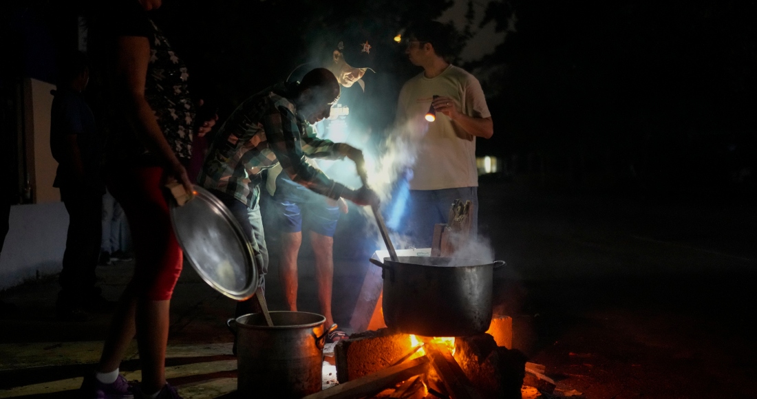 Personas preparan una sopa en una fogata durante un apagón que siguió a la falla de una importante planta energética en La Habana, Cuba, el sábado 19 de octubre de 2024. 