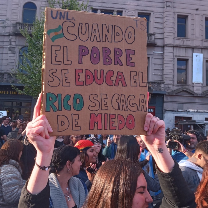 El decreto de Milei argumentó que el Ejecutivo debe “lograr el equilibrio fiscal y mantenerlo a largo plazo" y fue publicado un día después de que estudiantes, profesores, sindicatos y opositores se movilizaron en Buenos Aires y otras ciudades exigiendo que la Ley siguiera en pie. 