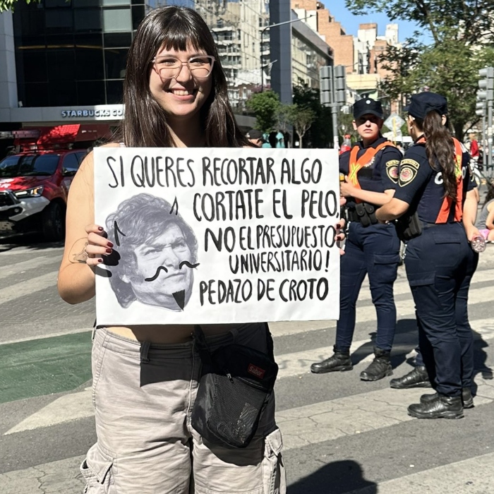 Autoridades de la reconocida Universidad de Buenos Aires (UBA) denunciaron durante la manifestación que los salarios de docentes y no docentes han sufrido una pérdida del 40 por ciento de su poder adquisitivo en lo que va del año y que el funcionamiento se ha resentido por los recortes.