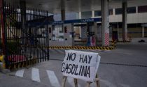 Un cartel advierte sobre la falta de gasolina en una estación de combustible después de varios días de bloqueos de carreteras por parte de partidarios del expresidente Evo Morales que afectaron el suministro de combustible y alimentos en La Paz, Bolivia, el lunes 21 de octubre de 2024.