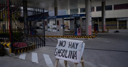 Un cartel advierte sobre la falta de gasolina en una estación de combustible después de varios días de bloqueos de carreteras por parte de partidarios del expresidente Evo Morales que afectaron el suministro de combustible y alimentos en La Paz, Bolivia, el lunes 21 de octubre de 2024.