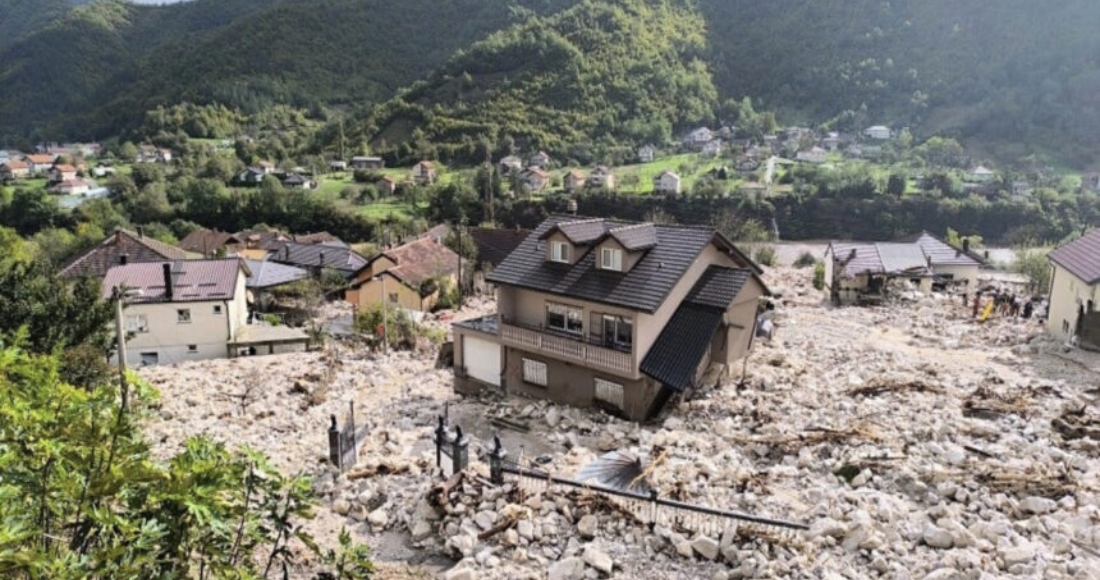 Mientras, más de 300 voluntarios trabajan junto a los servicios de emergencia para ayudar a la población coordinados por Protección Civil. Las autoridades han advertido de que la gente no intervenga por su cuenta, sino que se ponga a disposición de Protección Civil..