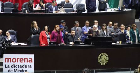 Olga Sánchez Cordero, Diputada de Morena, participa en la sesión, en una de las esquinas del pleno, se encuentra una cartulina con la leyenda "Morena: La dictadura de México".