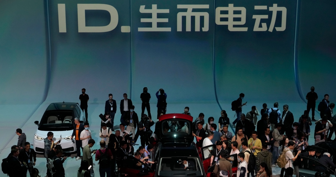 Los asistentes al evento Auto Shanghái 2023 Show observan de cerca el nuevo Volkswagen ID.7, un nuevo sedán eléctrico de la automotriz alemana, el 17 de abril de 2023, en Shanghái, China.