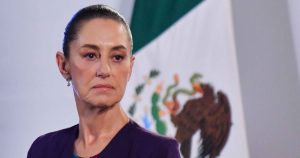 Claudia Sheinbaum, Presidenta de México, durante su intervención en la "Mañanera del Pueblo" realizada en el salón Guillermo Prieto de Palacio Nacional.