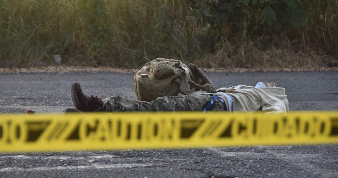 Una cinta de seguridad rodea al cuerpo tendido de una persona en una calle de Culiacán, Sinaloa, México, el 14 de octubre de 2024.