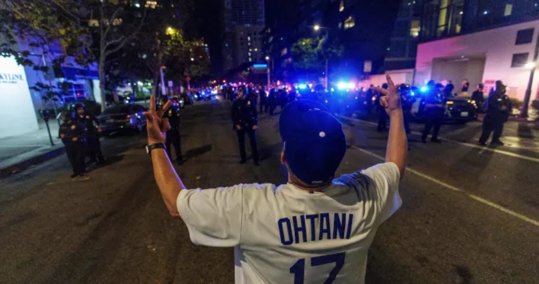 Oficiales de la policía de Los Ángeles vigilaron los festejos de aficionados de los Dodgers.