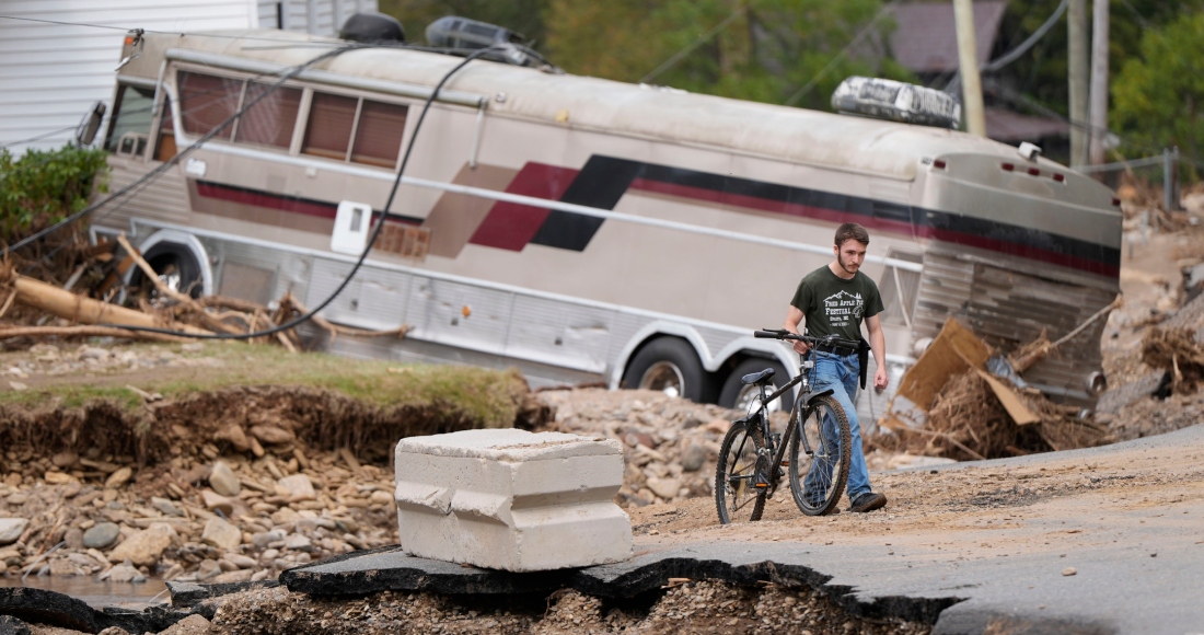 Dominick Gucciardo camina hacia su casa tras el paso del huracán "Helene", el jueves 3 de octubre de 2024, en Pensacola, Carolina del Norte. F