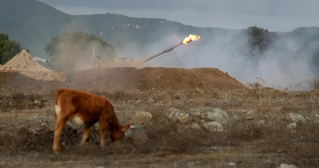 Una unidad de artillería móvil israelí lanza un proyectil desde el norte de Israel hacia Líbano, el miércoles 2 de octubre de 2024. 