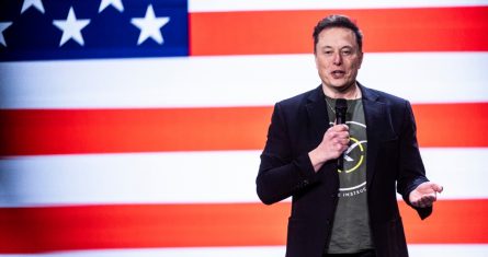 Elon Musk habla en la iglesia Life Center el sábado 19 de octubre de 2024, en Harrisburg, Pensilvania. (Sean Simmers/The Patriot-News vía AP)