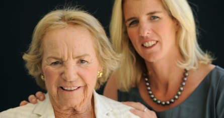 Ethel Kennedy, izquierda, posa para una fotografía con su hija Rory Kennedy, quien además dirigió el documental "Ethel", de la cadena HBO, el miércoles 1 de agosto de 2012 en Beverly Hills, California.