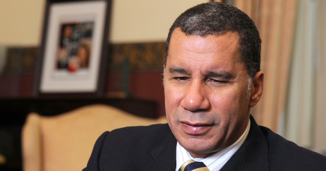 El entonces Gobernador de Nueva York, David Paterson, habla durante una entrevista en el Capitolio de Albany, Nueva York, el martes 30 de noviembre de 2010.