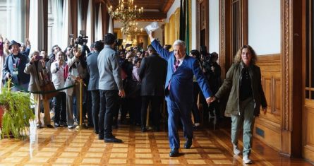 Entre otras imágenes, el video muestra la ceremonia de entrega del bastón de mando la Cuarta Transformación (4T) a Claudia Sheinbaum Pardo en 2023, cuando el mandatario votó en la elección del pasado 2 de junio y el momento en el que se encuentra con ella, siendo ya Presidenta electa, en las puertas de Palacio Nacional.