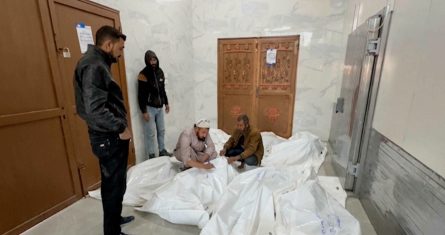 Palestinos en una morgue con los cadáveres de parientes fallecidos en los ataques aéreos en la ciudad de Jan Yunis, en el sur de la Franja de Gaza, el viernes 25 de octubre de 2024.