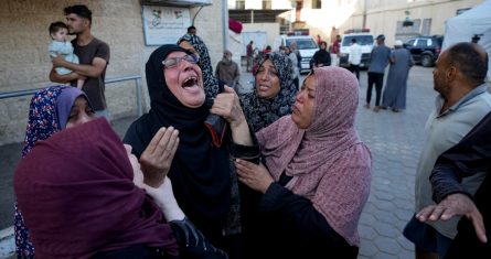 Palestinas lloran a familiares muertos en un bombardeo israelí sobre la Franja de Gaza en una morgue de hospital en Deir al-Balah, el miércoles 2 de octubre de 2024.