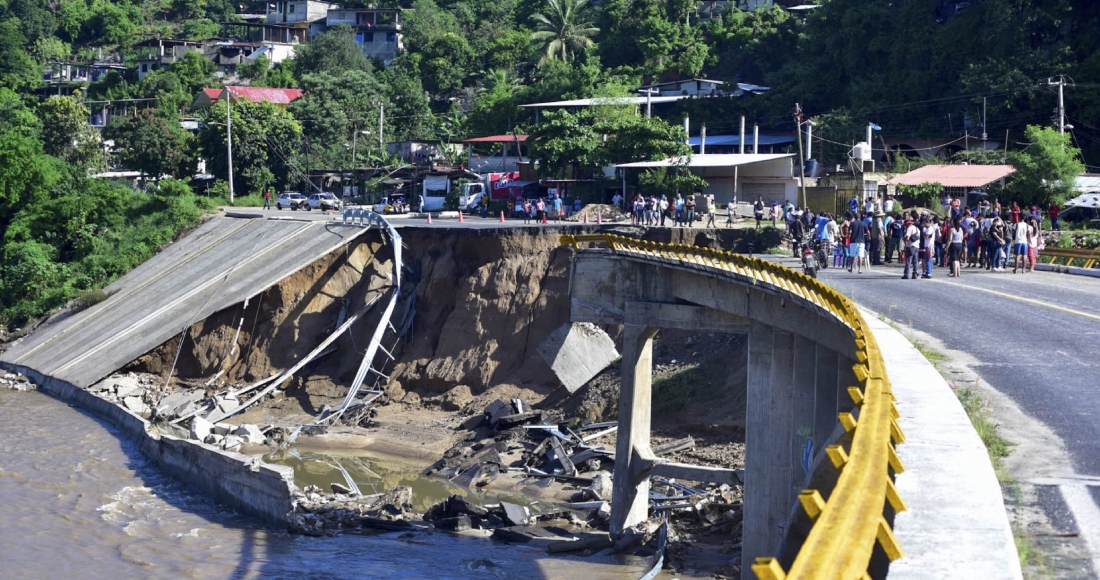 Pobladores de la zona rural de Acapulco, quedaron incomunicados al colapsar el puente de la carretera federal México - Acapulco, en la comunidad del Km 21, debido a las fuertes lluvia lluvias que ocasionó el huracán "John".