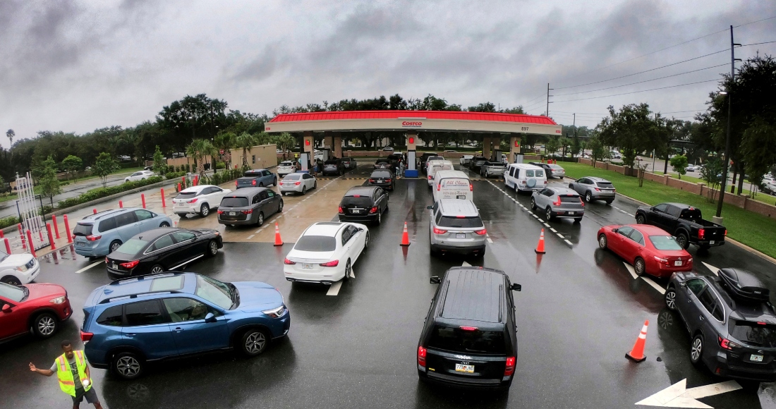 Automóviles hacen fila para entrar a un estacionamiento con el fin de cargar gasolina en una tienda Costco, el lunes 7 de octubre de 2024, en Altamonte Springs, Florida, en preparación para la llegada del huracán Milton