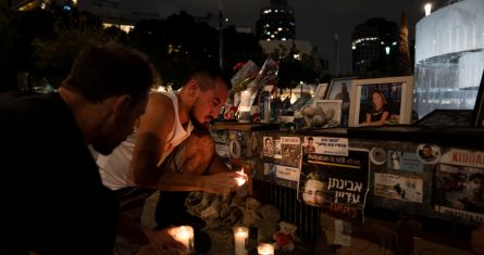 Gente encendiendo velas en un altar de recuerdo a las víctimas del ataque transfronterizo de Hamás del 7 de octubre contra Israel, la víspera del primer aniversario del ataque en Tel Aviv, Israel, el domingo 6 de octubre de 2024